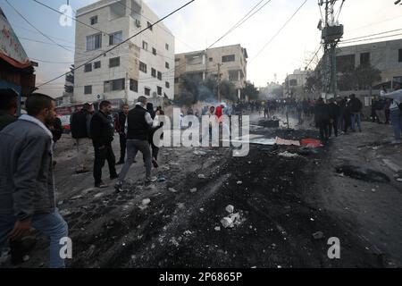 Djénine, Territoires palestiniens. 07th mars 2023. Les Palestiniens s'opposent aux forces armées israéliennes lors d'une opération militaire israélienne dans la ville de Djénine et dans son camp de réfugiés. Selon le Ministère palestinien de la santé, 6 personnes ont été tuées. Credit: Ayman Nobani/dpa/Alay Live News Banque D'Images