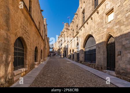 Vue sur la rue des Chevaliers, la vieille ville de Rhodes, site classé au patrimoine mondial de l'UNESCO, Rhodes, Dodécanèse, îles grecques, Grèce, Europe Banque D'Images