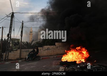 Djénine, Territoires palestiniens. 07th mars 2023. Les Palestiniens brûlent des pneus alors qu'ils s'opposent aux forces armées israéliennes lors d'une opération militaire israélienne dans la ville de Djénine et son camp de réfugiés. Selon le Ministère palestinien de la santé, 6 personnes ont été tuées. Credit: Ayman Nobani/dpa/Alay Live News Banque D'Images