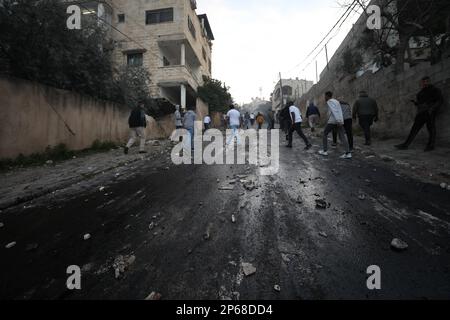 Djénine, Territoires palestiniens. 07th mars 2023. Les Palestiniens s'opposent aux forces armées israéliennes lors d'une opération militaire israélienne dans la ville de Djénine et dans son camp de réfugiés. Selon le Ministère palestinien de la santé, 6 personnes ont été tuées. Credit: Ayman Nobani/dpa/Alay Live News Banque D'Images