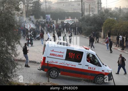 Djénine, Territoires palestiniens. 07th mars 2023. Les Palestiniens s'opposent aux forces armées israéliennes lors d'une opération militaire israélienne dans la ville de Djénine et dans son camp de réfugiés. Selon le Ministère palestinien de la santé, 6 personnes ont été tuées. Credit: Ayman Nobani/dpa/Alay Live News Banque D'Images
