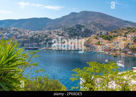 Vue sur les bateaux dans le port depuis la position surélevée, ville de Symi, île de Symi, Dodécanèse, îles grecques, Grèce, Europe Banque D'Images