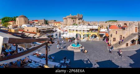 Vue sur la place Hippocrate depuis la position surélevée dans la vieille ville de Rhodes, Rhodes, le Groupe des îles Dodécanèse, les îles grecques, la Grèce, Europe Banque D'Images