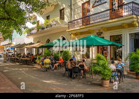 Vue sur le café et le restaurant à Columbus Park, Saint-Domingue, République dominicaine, Antilles, Caraïbes, Amérique centrale Banque D'Images