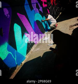 Un artiste de rue mexicain peint le graffiti sur le mur d'un cimetière lors d'un graffiti à Guadalajara, au Mexique. Banque D'Images