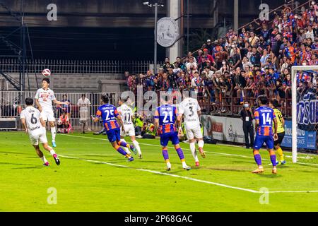 Action de goalmouth au match de football thaïlandais, stade PAT, Bangkok, Thaïlande Banque D'Images