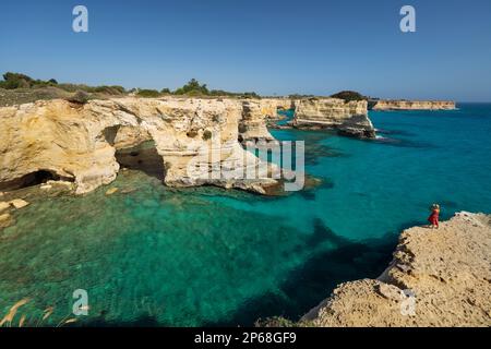 Piles de roches et mer cristalline des Faraglioni di Sant Andrea, Torre di Sant Andrea, Melendugno, province de Lecce, Puglia, Italie, Europe Banque D'Images