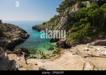 Plage de Cala del Acquaviva et crique rocheuse, Castro, province de Lecce, Puglia, Italie, Europe Banque D'Images