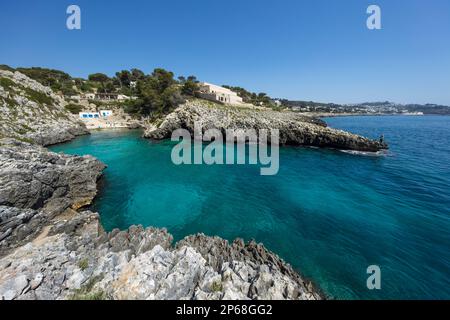 Cala dell Acquaviva plage et crique rocheuse regardant le long de la côte à Castro, Castro, province de Lecce, Puglia, Italie, Europe Banque D'Images