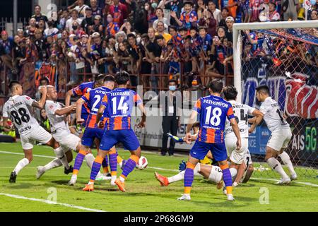 Action de goalmouth au match de football thaïlandais, stade PAT, Bangkok, Thaïlande Banque D'Images