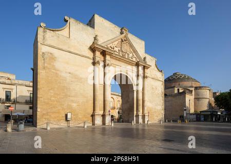 Porta Napoli et l'église Santa Maria di Porta en après-midi lumière du soleil, Lecce, Puglia, Italie, Europe Banque D'Images