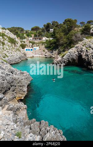 Plage et crique de Cala dell Acquaviva, Castro, province de Lecce, Puglia, Italie, Europe Banque D'Images