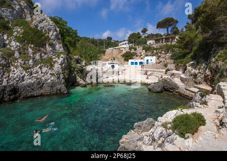 Plage et crique de Cala dell Acquaviva, Castro, province de Lecce, Puglia, Italie, Europe Banque D'Images