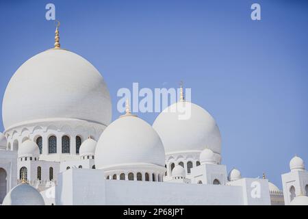 Abu Dhabi, Émirats arabes Unis. 17 octobre 2022. Dômes sur le toit de la Grande Mosquée Sheikh Zayed à Abu Dhabi. Crédit: ANT Palmer/Alamy Banque D'Images