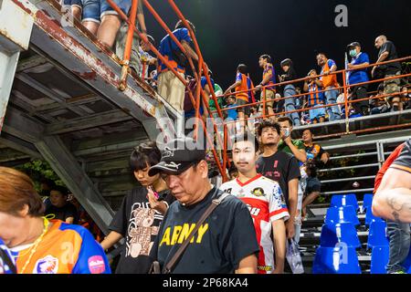 Spectateurs au match de la Thai Premier League, stade PAT, Bangkok, Thaïlande Banque D'Images