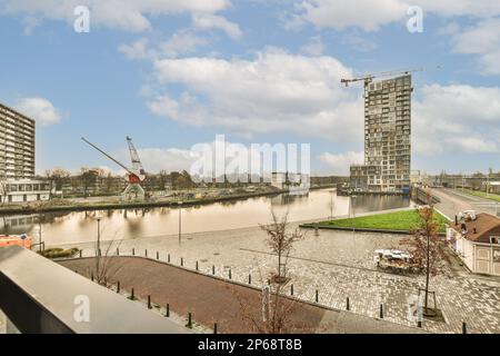 une zone urbaine avec de l'eau au milieu et des bâtiments de l'autre côté, vu de l'autre côté de la rivière Banque D'Images