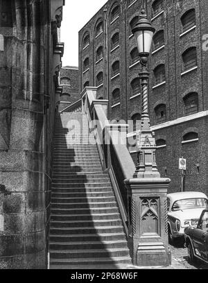 Les étapes de Tower Bridge dans la ville de Londres, Angleterre Royaume-Uni - Photographie prise en 1970. Banque D'Images