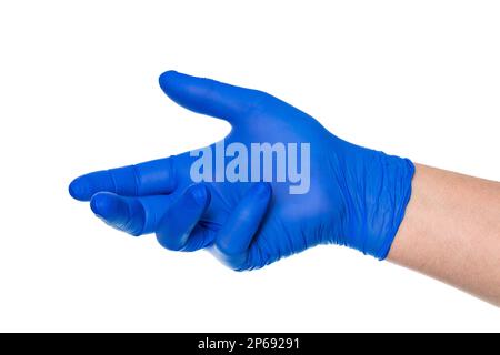 Crop anonyme main isolée du médecin dans le gant de latex médical bleu sur fond blanc Banque D'Images