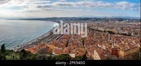 Magnifique panorama de Nice depuis la colline du Château. Mer Méditerranée, plage de galets, Promenade des Anglais et vieux Nice pittoresque. Banque D'Images