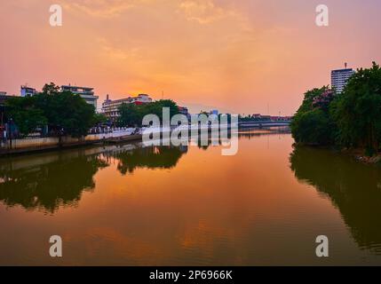 Coucher de soleil enflammé, réfléchi sur la surface miroir de la rivière Ping, Chiang Mai, Thaïlande Banque D'Images