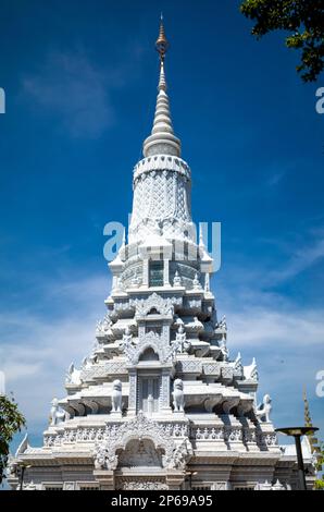 Vue sur le temple d'Oudong dans la province de Kandal, au Cambodge. Banque D'Images