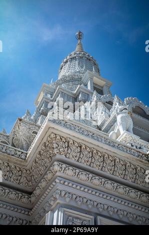 Vue rapprochée du sommet du temple d'Oudong dans la province de Kandal, au Cambodge. Banque D'Images