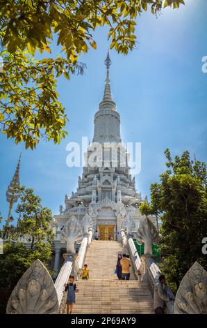 Vue sur la colline du temple d'Oudong dans la province de Kandal, Cambodge. Banque D'Images