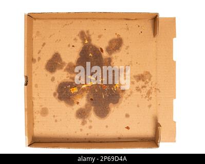 Plan horizontal d'une boîte à pizza vide avec des taches de graisse isolées sur du blanc. Copier l'espace. Banque D'Images