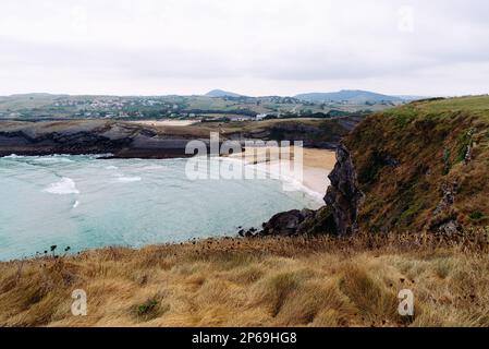 Plage d'Antuerta à Ajo, Trasmiera, Cantabrie, Espagne. C'est une plage entourée de falaises et très populaire pour les surfeurs Banque D'Images