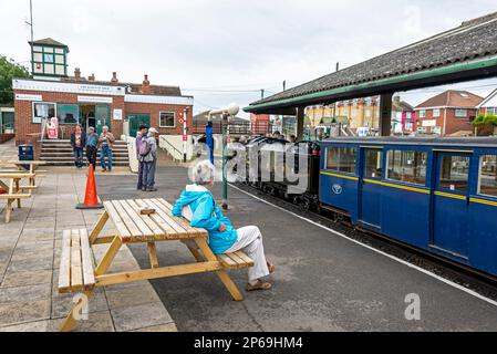 Les passagers attendant leur petit train à vapeur partiront à la gare de New Romney pour un voyage sur la miniature Romney, Hythe & Dymchurch (RH&DR) Banque D'Images
