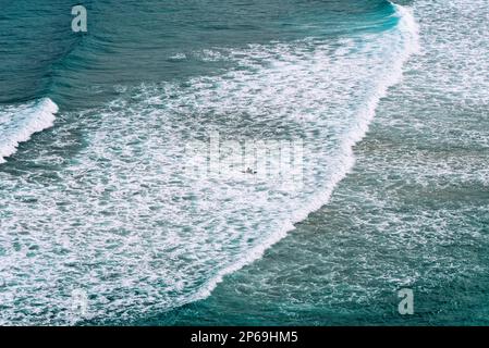 Vue aérienne des surfeurs vagues de surf à la plage d'Antuerta à Ajo, Trasmiera, Cantabria, Banque D'Images