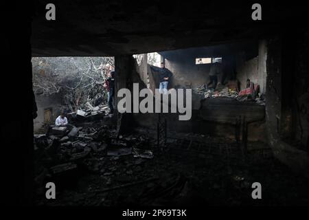 Djénine, Territoires palestiniens. 07th mars 2023. Les Palestiniens inspectent un bâtiment endommagé après un raid des forces israéliennes dans la ville de Djénine et dans son camp de réfugiés. Selon le Ministère palestinien de la santé, 6 personnes ont été tuées. Credit: Ayman Nobani/dpa/Alay Live News Banque D'Images