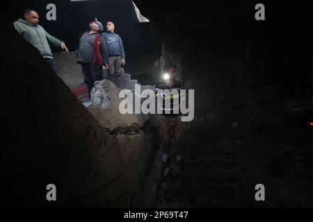 Djénine, Territoires palestiniens. 07th mars 2023. Les Palestiniens inspectent un bâtiment endommagé après un raid des forces israéliennes dans la ville de Djénine et dans son camp de réfugiés. Selon le Ministère palestinien de la santé, 6 personnes ont été tuées. Credit: Ayman Nobani/dpa/Alay Live News Banque D'Images