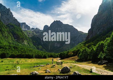 Monténégro. Parc national de Prokletiye. Été. Vallée de la montagne verte. Site touristique populaire. Drone. Vue aérienne Banque D'Images