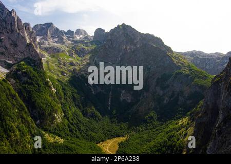 Monténégro. Parc national de Prokletiye. Été. Chaîne de montagnes. Sommets de montagne verdoyants Banque D'Images