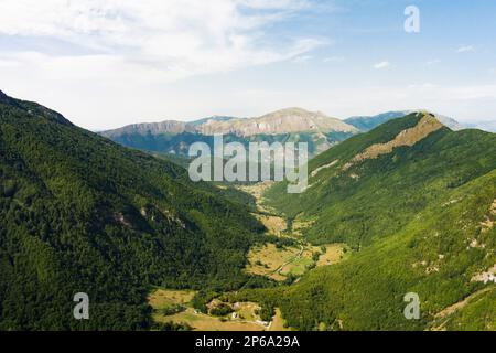 Monténégro. Parc national de Prokletiye. Été. Vallée de la montagne verte. Site touristique populaire. Drone. Vue aérienne Banque D'Images