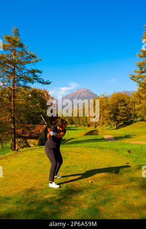 Golf Tearing Off sur le parcours de golf Menaggio avec vue sur la montagne en automne en Lombardie, Italie. Banque D'Images