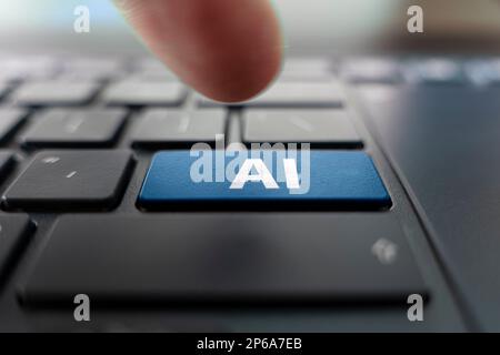 Main d'une personne appuyant sur une touche d'un clavier d'ordinateur noir qui a une touche ai - intelligence artificielle au lieu de la touche entrée. Gros plan, prise de vue macro. Vue Banque D'Images
