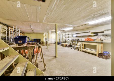 l'intérieur d'un bâtiment qui sert d'atelier pour le travail du bois et d'autres travaux de banc Banque D'Images