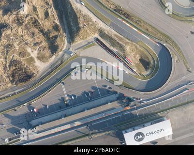 Zandvoort, 15th février 2023, pays-Bas. Obtenez une vue d'ensemble du circuit Zandvoort F1 tandis que le drone s'éroule à grande vitesse Banque D'Images