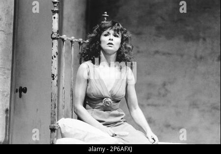 Julie Walters (May) dans L'IMBÉCILE DE L'AMOUR par Sam Shepard au Théâtre Cottesloe, Théâtre national (NT), Londres SE1 04/10/1984 conception: Alison Chitty éclairage: Stephen Wentworth réalisateur: Peter Gill Banque D'Images