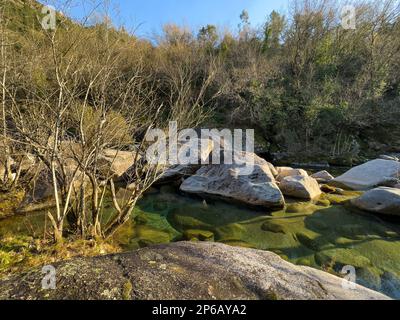 Cours d'eau près de la cascade de Fecha de Barjas (également connue sous le nom de cascade de Tahiti) dans les montagnes du parc national de Peneda-Geres, Portugal. Banque D'Images