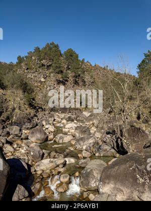 Cours d'eau près de la cascade de Fecha de Barjas (également connue sous le nom de cascade de Tahiti) dans les montagnes du parc national de Peneda-Geres, Portugal. Banque D'Images