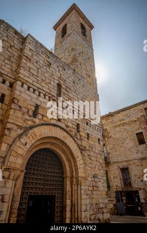 Église romane de Sant Miquel de Montblanc, Conca de Barbera, Tarragone, Espagne. Banque D'Images