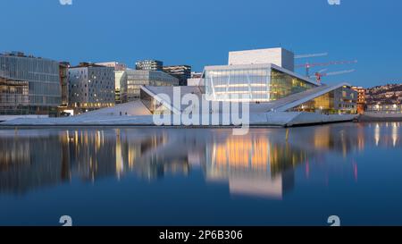 Norvège, Oslo - 14 avril 2019 : vue sur un côté de l'Opéra national d'Oslo. Symbole de la capitale au printemps. Banque D'Images