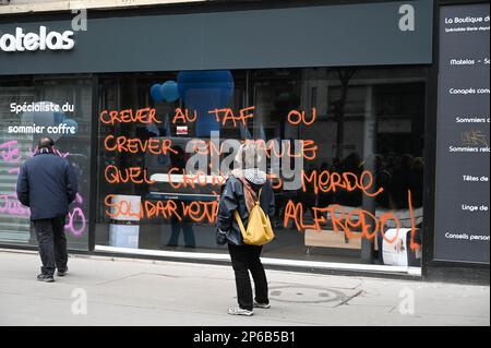 Paris, France. 07th mars 2023. Les dommages causés par les manifestants lors de la grève de 7 mars 2023 à Paris. Photo de Tomas Stevens/ABACAPRESS.COM crédit: Abaca Press/Alay Live News Banque D'Images