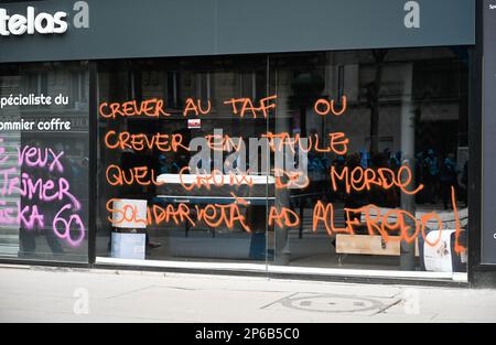 Paris, France. 07th mars 2023. Les dommages causés par les manifestants lors de la grève de 7 mars 2023 à Paris. Photo de Tomas Stevens/ABACAPRESS.COM crédit: Abaca Press/Alay Live News Banque D'Images