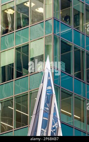 Chrysler Trylons, conçu par le maître postmoderne Philip Johnson, est remarquable pour ses pyramides en verre à cadre d'acier, présentées ici contre le 666 Third Avenue. Banque D'Images