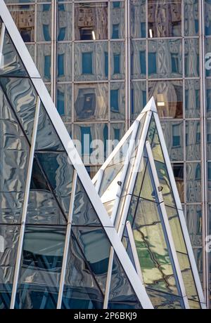 Chrysler Trylons, conçu par le maître postmoderne Philip Johnson, est remarquable pour ses pyramides en verre à cadre d'acier, présentées ici contre le 666 Third Avenue. Banque D'Images