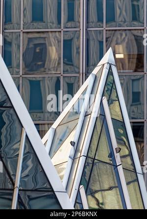 Chrysler Trylons, conçu par le maître postmoderne Philip Johnson, est remarquable pour ses pyramides en verre à cadre d'acier, présentées ici contre le 666 Third Avenue. Banque D'Images
